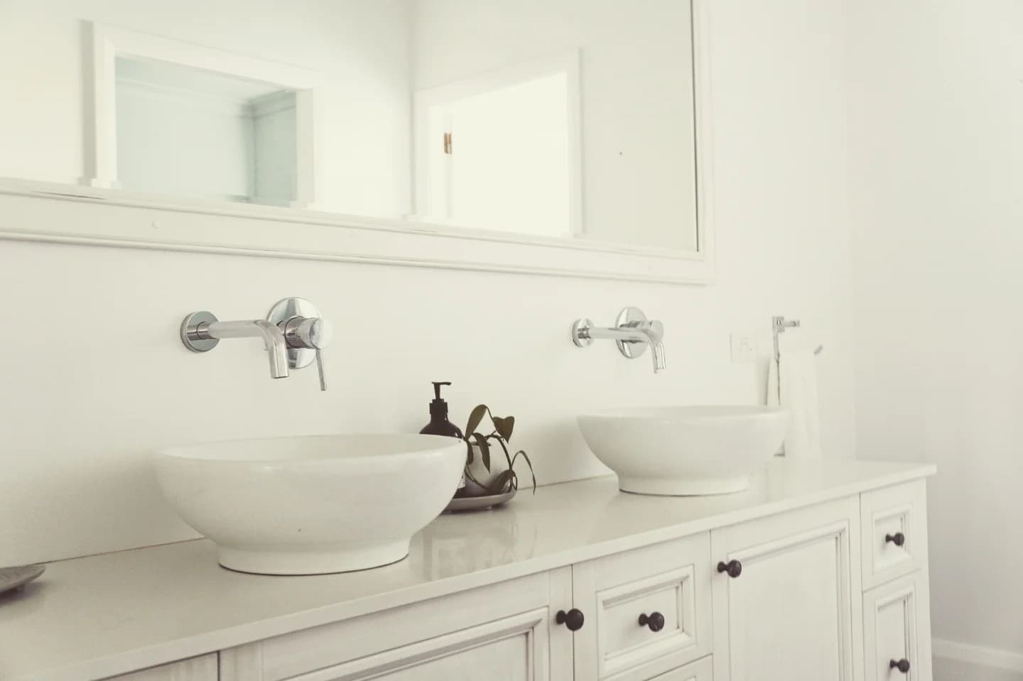 Main bathroom basins